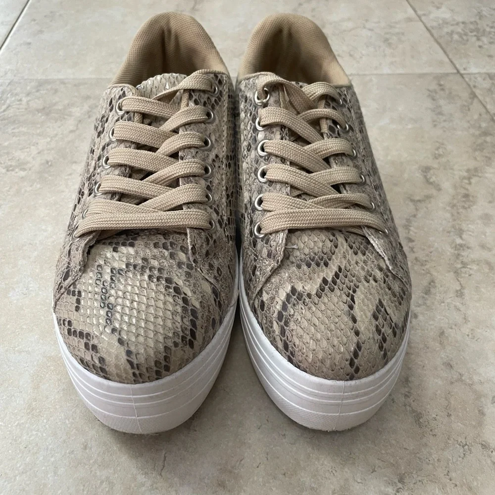 Fashion Nova Oh So Darling Sneakers in Snake Print. Size 6